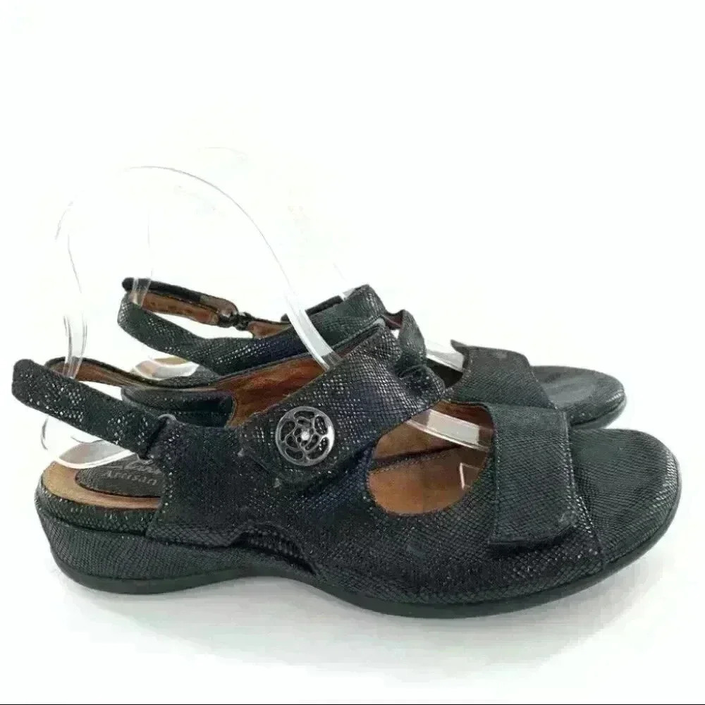 Clarks artisan sandals size 8.5 W black leather snakeskin print sticky strap